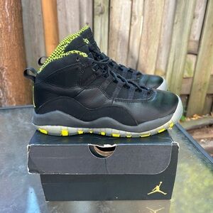 Jorda 10 “Venom”
Size 4.5y / 6 if women’s sizing